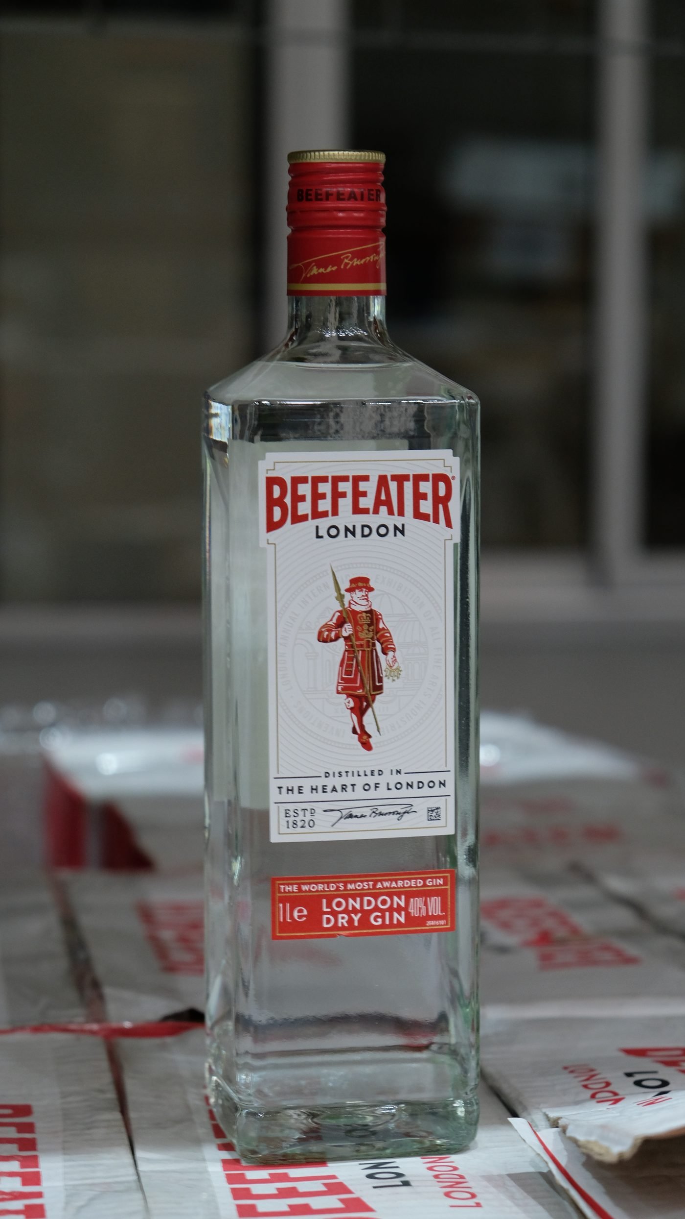 Botella de Beefeater London Dry Gin de 1 litro sobre cajas en almacén