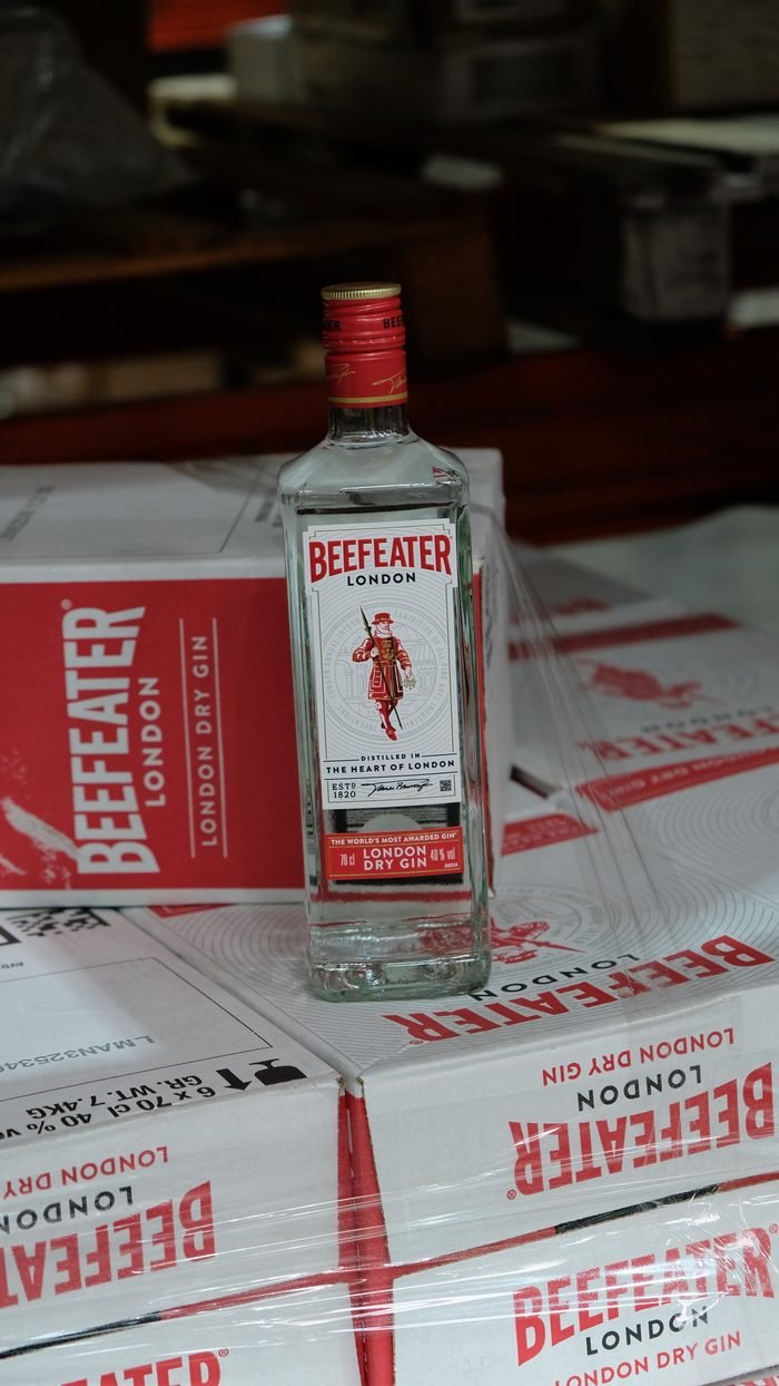 Beefeater London Dry Gin 70 cl sobre palé de cajas