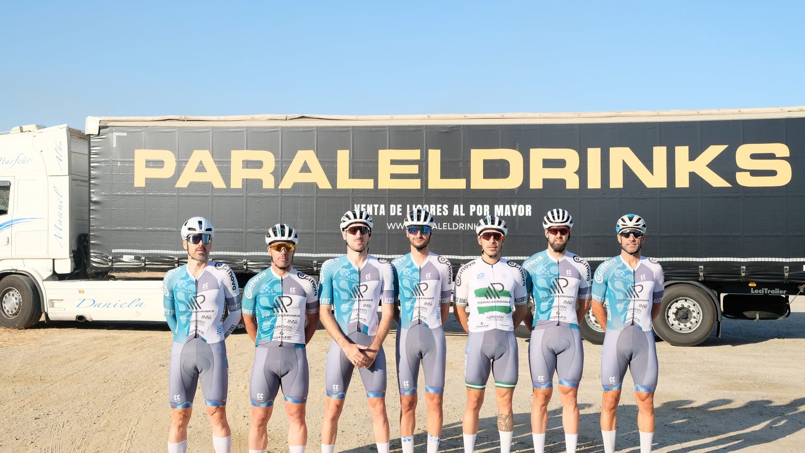 Corredores del equipo ciclista Alcores Bike Paraleldrinks delante del trailer de la empresa