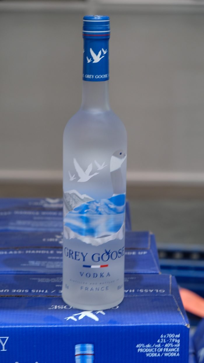 Grey Goose Vodka de Francia sobre cajas en almacén