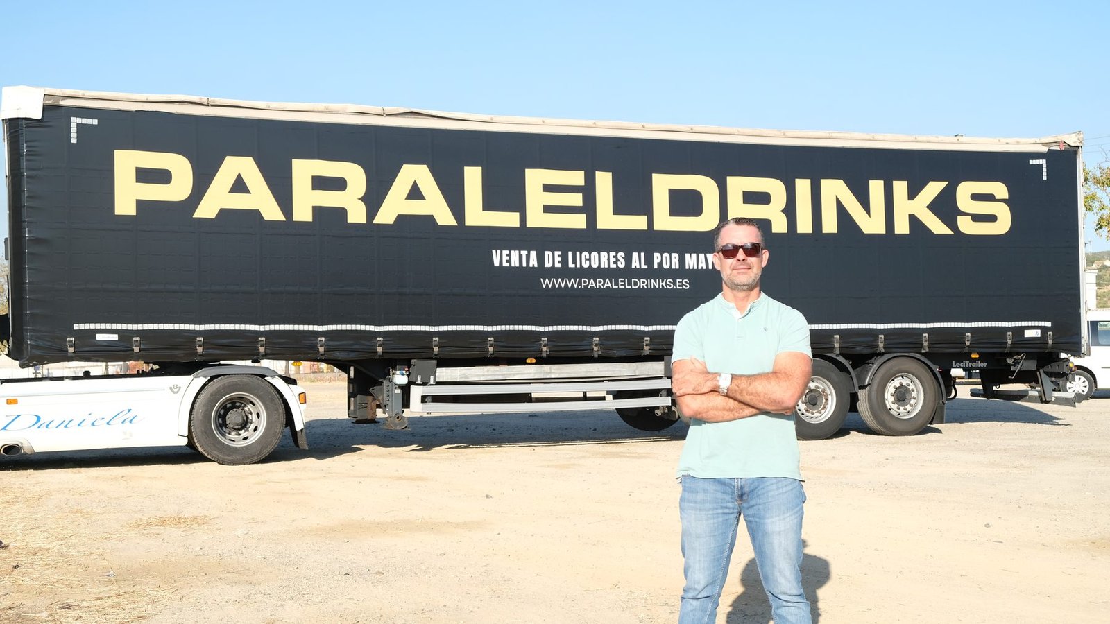 Juan Miguel junto al trailer rotulado de Paraleldrinks