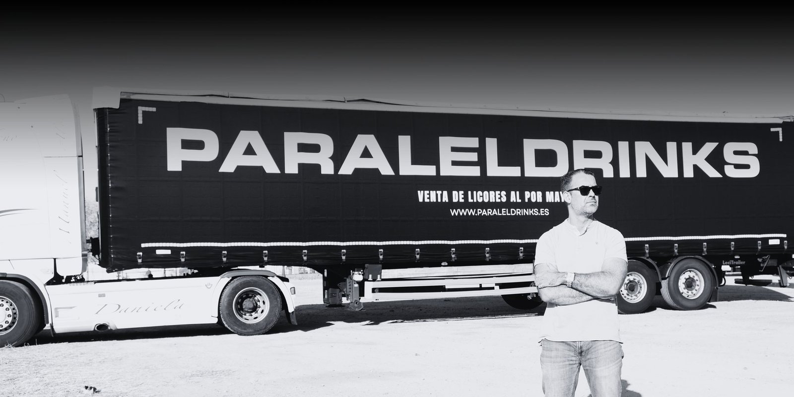 Juan Miguel, gerente de Paraleldrinks, delante del trailer rotulado de la empresa