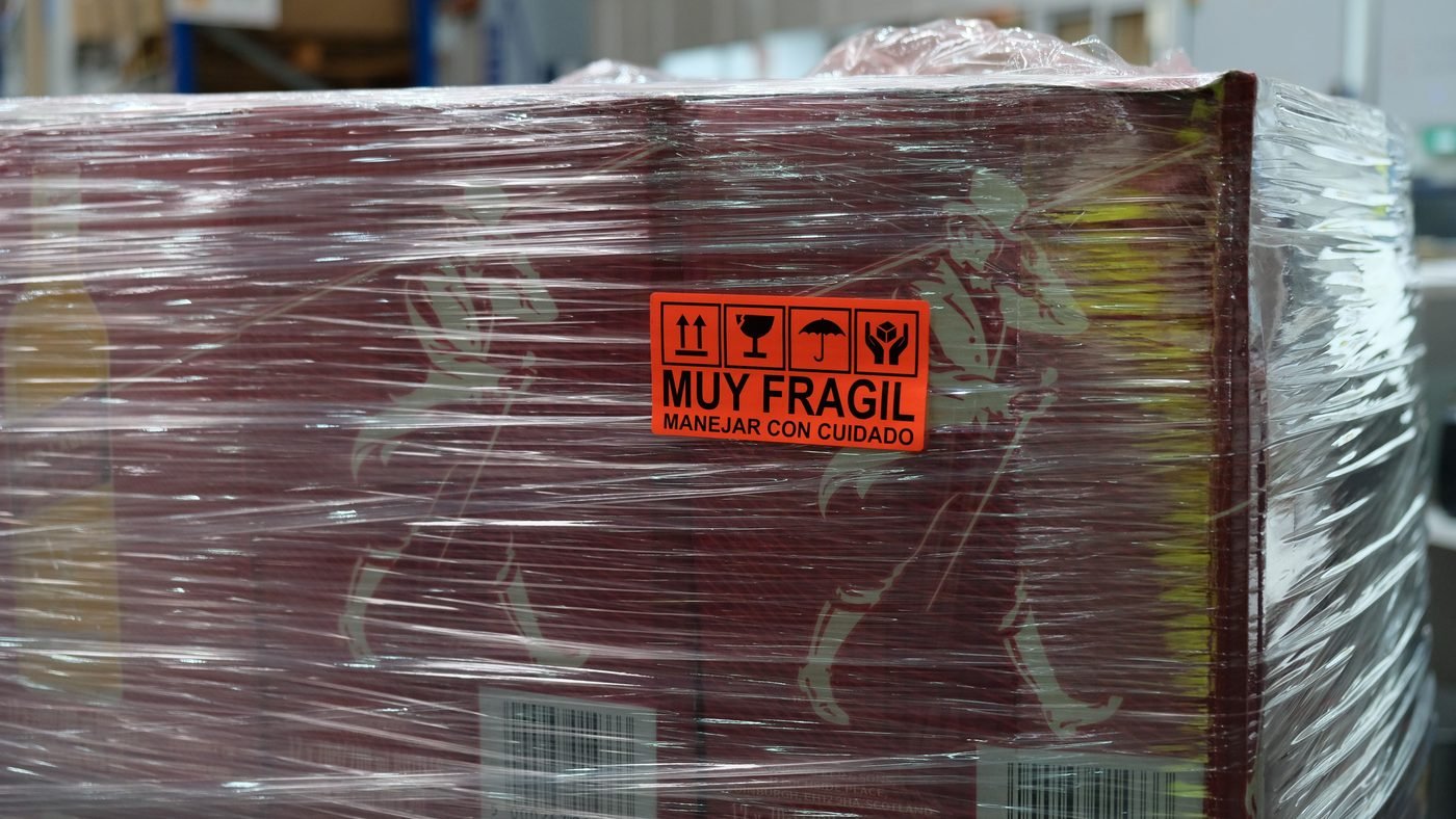 Palés de whisky retractilados y etiquetados en el almacén de Paraleldrinks