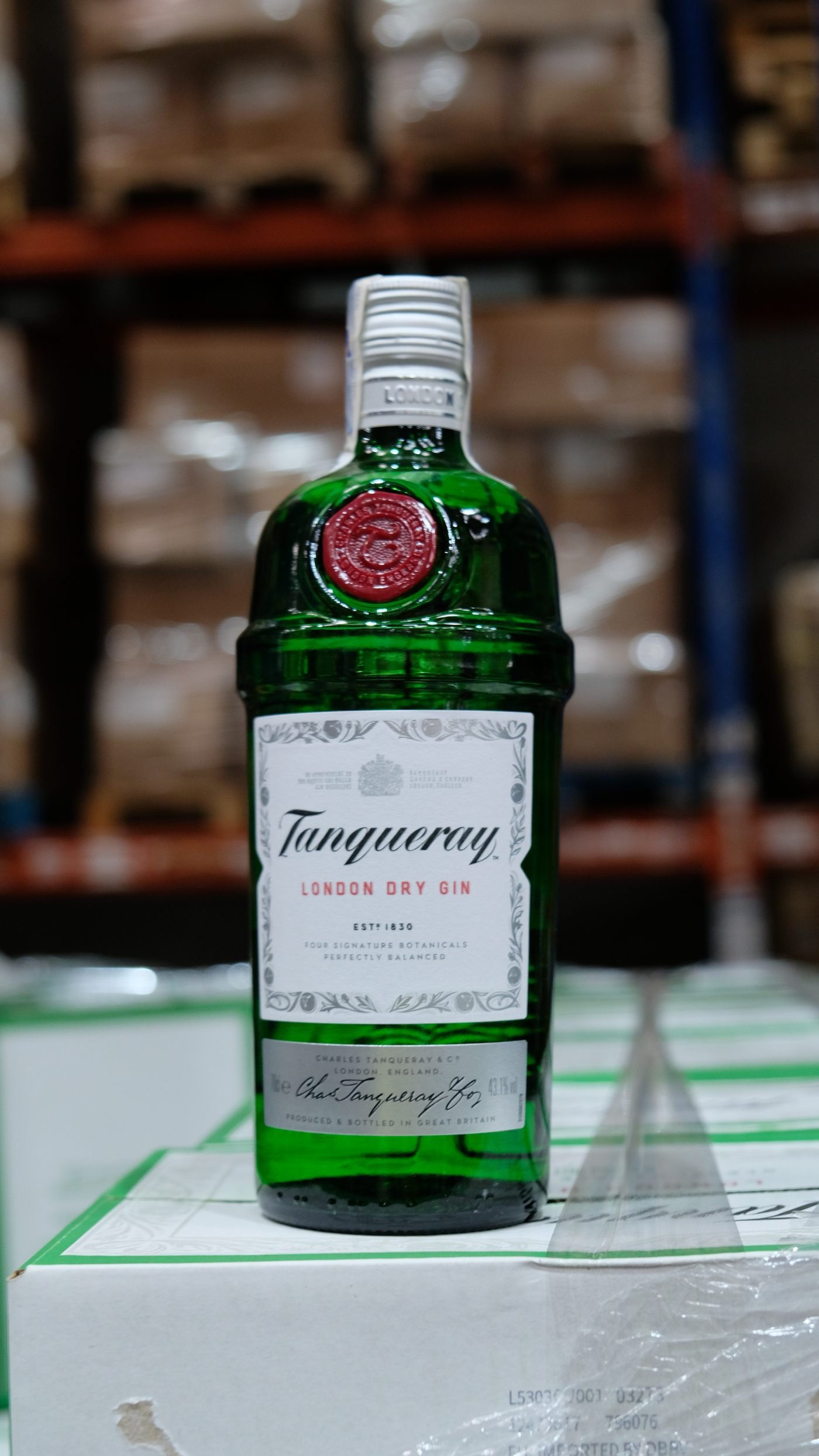 Botella de Tanqueray London Dry Gin en el almacén de Paraleldrinks